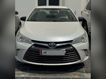 تويوتا  كامري  جي ال  2017  اوتوماتيك  85,000 كم  4 سلندر  سحب امامي  سيدان  أبيض