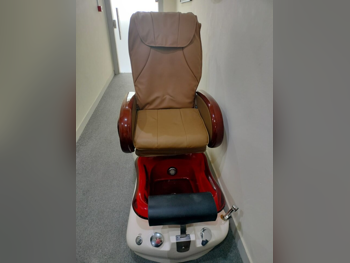 كرسي التدليك بنى