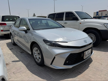 تويوتا  كامري  2025  اوتوماتيك  0 كم  4 سلندر  سحب امامي  سيدان  فضي  تحت الضمان