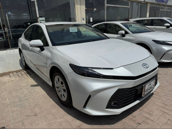 تويوتا  كامري  2025  اوتوماتيك  0 كم  4 سلندر  سحب امامي  سيدان  أبيض  تحت الضمان