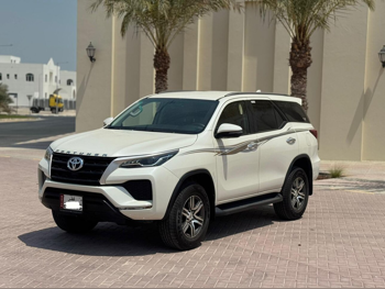 Toyota  Fortuner  SR5  2022  Automatic  80,000 Km  4 Cylinder  Four Wheel Drive (4WD)  SUV  White