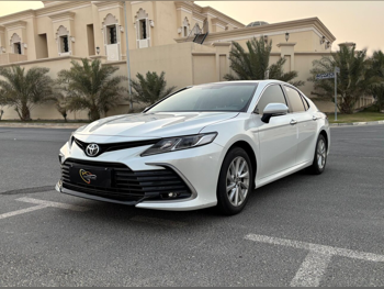 تويوتا  كامري  جي ال اي  2023  اوتوماتيك  14,000 كم  4 سلندر  سحب امامي  سيدان  أبيض