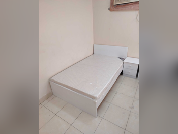 الأسّرة - فردي  - أبيض  - متضمنة المرتبة  - مع طاولة سرير جانبية