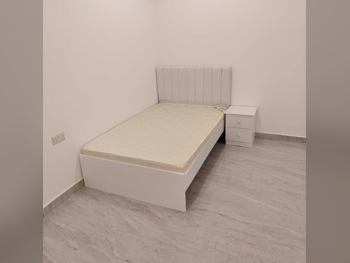 الأسّرة - فردي  - أبيض  - متضمنة المرتبة  - مع طاولة سرير جانبية