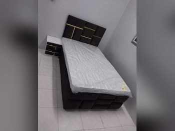 الأسّرة - فردي  - أخضر  - متضمنة المرتبة  - مع طاولة سرير جانبية