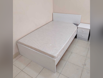 الأسّرة - فردي  - أبيض  - متضمنة المرتبة