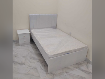 الأسّرة - فردي  - أبيض  - متضمنة المرتبة  - مع طاولة سرير جانبية