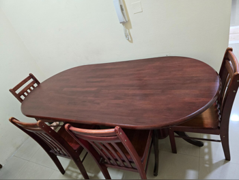 طاولة طعام مع كراسي  - بنى