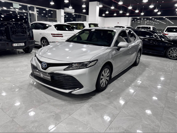 تويوتا  كامري  أل اي  2019  اوتوماتيك  69,000 كم  4 سلندر  سحب امامي  سيدان  فضي