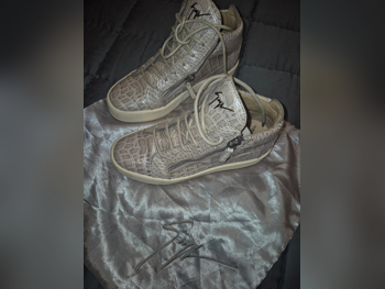 أحذية جوزيبي زانوتي  جلد اصلي  اللون البيج مقاس 39  نسائي