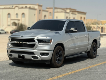 دودج  رام  1500  2019  اوتوماتيك  185,000 كم  8 سلندر  دفع رباعي  بيكب  فضي