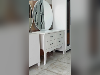 خزائن ودواليب الملابس والزينة - دوحة فيرنيتشر  - طاولة زينة ، مرآة ، كرسي و وحدتا رفوف  - أبيض