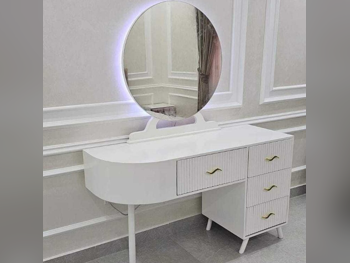 خزائن ودواليب الملابس والزينة - دوحة فيرنيتشر  - طاولة زينة ، مرآة ، كرسي و وحدتا رفوف  - أبيض