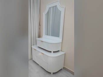 خزائن ودواليب الملابس والزينة - دوحة فيرنيتشر  - طاولة زينة ، مرآة ، كرسي و وحدتا رفوف  - أبيض
