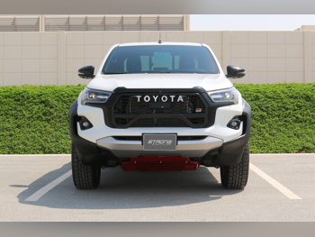 تويوتا  هاي لوكس  6 سلندر  بيك اب  أبيض  2025