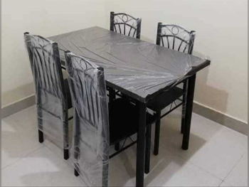 طاولة طعام مع كراسي  - أسود