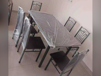 طاولة طعام مع كراسي