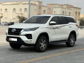 Toyota  Fortuner  2022  Automatic  53,000 Km  6 Cylinder  Four Wheel Drive (4WD)  SUV  White
