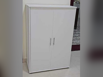 رفوف وخزانات الأحذية