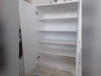 رفوف وخزانات الأحذية