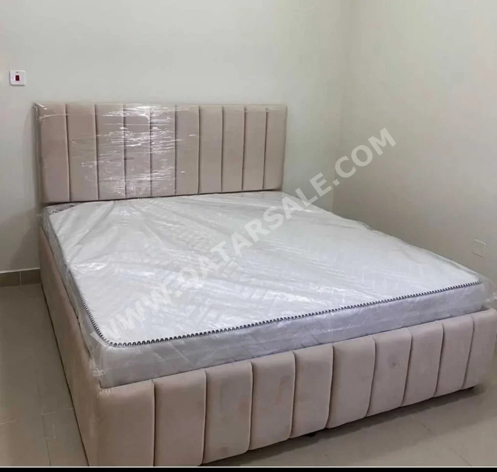 الأسّرة - كينج  - مع طاولة سرير جانبية