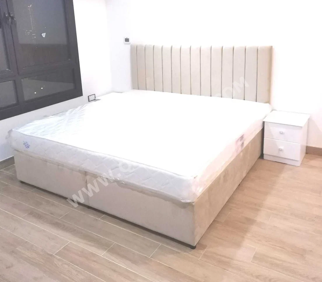 الأسّرة - كينج  - متضمنة المرتبة  - مع طاولة سرير جانبية