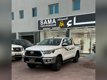 Toyota  Hilux  SR5  2024  Automatic  10,000 Km  4 Cylinder  Four Wheel Drive (4WD)  Pick Up  White  With Warranty