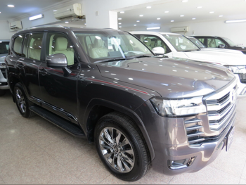 تويوتا  لاند كروزر  جي اكس ار توين توربو  2025  اوتوماتيك  0 كم  6 سلندر  دفع رباعي  اس يو في  رمادي  تحت الضمان