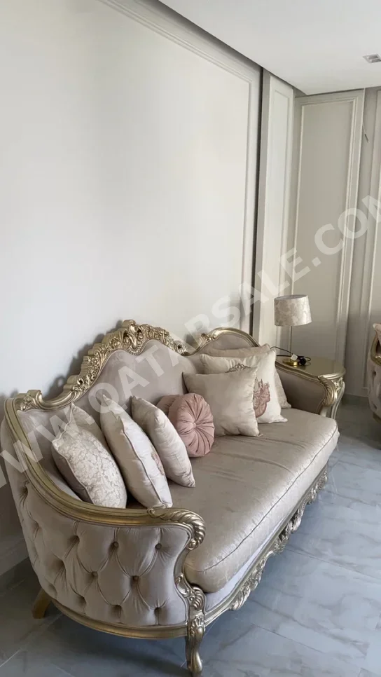 الأرائك والكنب والكراسي طقم كنب  - مزيج البوليستر \ البوليستر  - مع طاولة  وطاولات جانبية