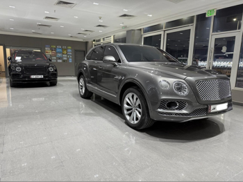 بنتلي  بينتايجا  فيرست اديشن  2017  اوتوماتيك  115,000 كم  12 سلندر  دفع رباعي  اس يو في  رمادي