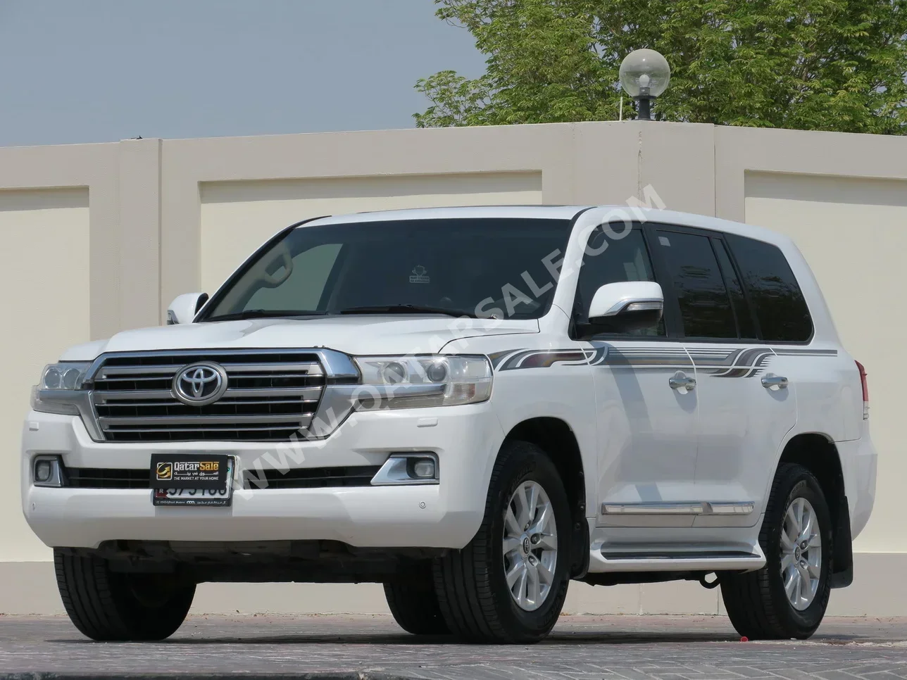 Toyota  Land Cruiser  GXR  2017  Automatic  179,000 Km  8 Cylinder  Four Wheel Drive (4WD)  SUV  White