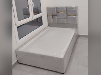 الأسّرة - فردي  - اللون الرمادي  - متضمنة المرتبة  ومصباح طاولة