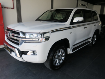 Toyota  Land Cruiser  VXR  2019  Automatic  260,000 Km  8 Cylinder  Four Wheel Drive (4WD)  SUV  White