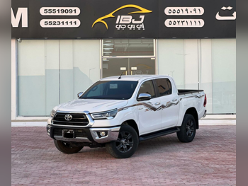 Toyota  Hilux  SR5  2024  Automatic  43,000 Km  4 Cylinder  Four Wheel Drive (4WD)  Pick Up  White  With Warranty