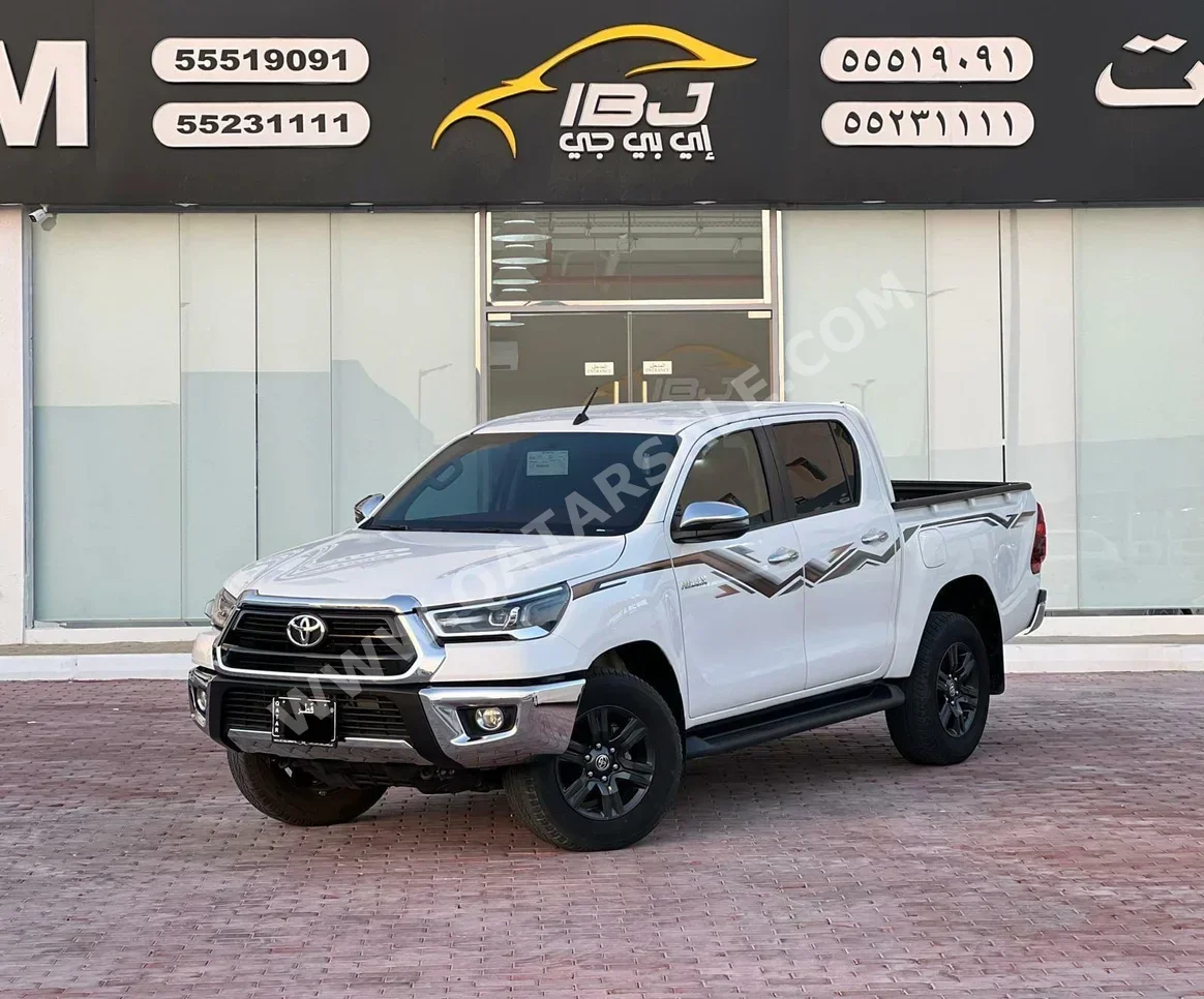 Toyota  Hilux  SR5  2024  Automatic  43,000 Km  4 Cylinder  Four Wheel Drive (4WD)  Pick Up  White  With Warranty