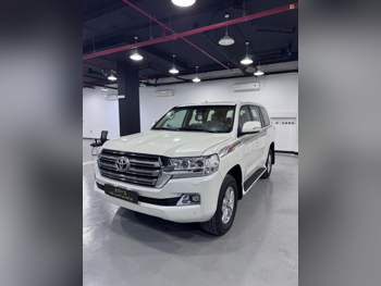 تويوتا  لاند كروزر  جي اكس ار  2016  اوتوماتيك  300,000 كم  6 سلندر  دفع رباعي  اس يو في  أبيض