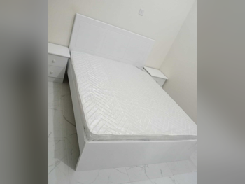 الأسّرة - كوين  - أبيض  - متضمنة المرتبة  - مع طاولة سرير جانبية