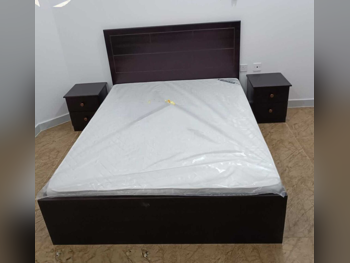 الأسّرة - فردي  - بنى  - متضمنة المرتبة  - مع طاولة سرير جانبية