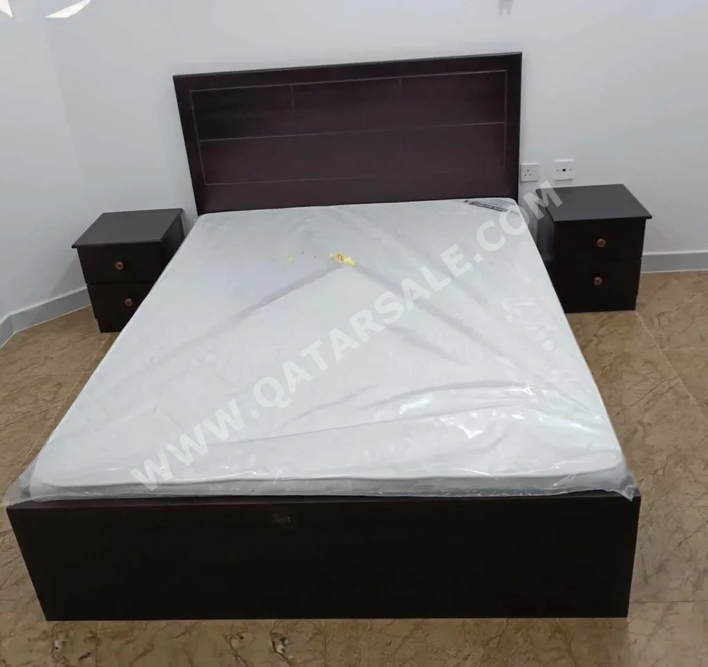الأسّرة - فردي  - بنى  - متضمنة المرتبة  - مع طاولة سرير جانبية