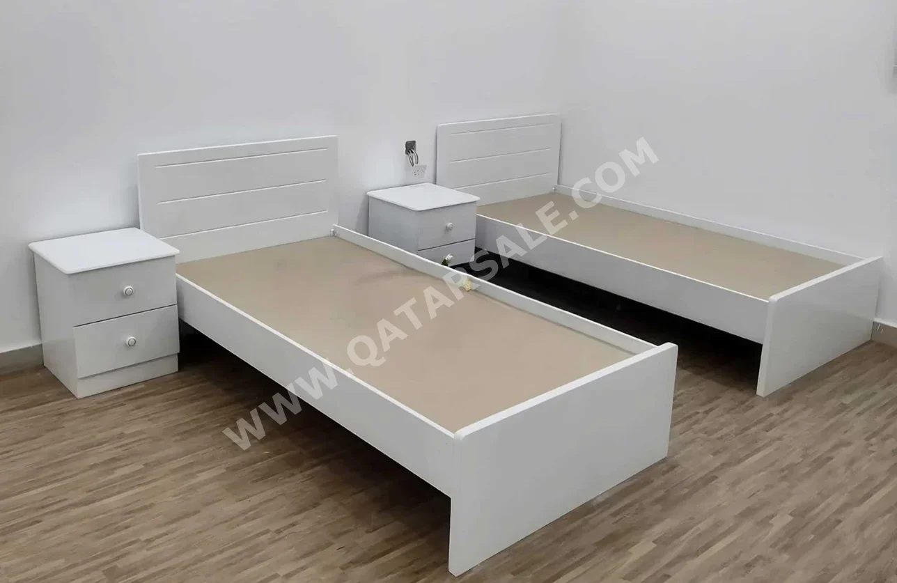 الأسّرة - فردي  - أبيض  - متضمنة المرتبة  - مع طاولة سرير جانبية