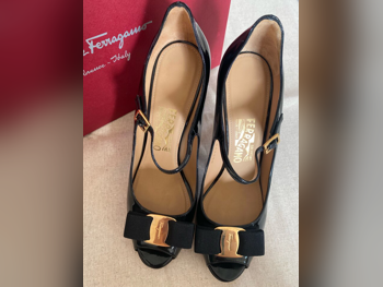 أحذية جلد اصلي  أسود مقاس 38  ايطاليا  نسائي