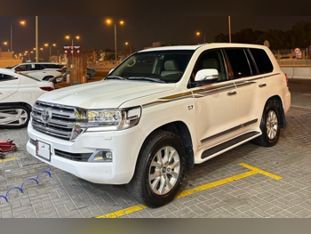 تويوتا  لاند كروزر  في اكس ار  2018  اوتوماتيك  225,000 كم  8 سلندر  دفع رباعي  اس يو في  أبيض