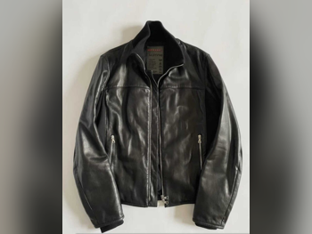 ملابس رجالي قطر  برادا \  جاكيتات  أسود  جلد اصلي  خريف / شتاء \ المقاس: اكس لارج