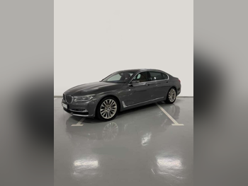 بي ام دبليو  الفئة - السابعة  740 Li  2017  اوتوماتيك  66,000 كم  6 سلندر  دفع خلفي  سيدان  رمادي