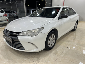 تويوتا  كامري  أل اي  2017  اوتوماتيك  275,000 كم  4 سلندر  سحب امامي  سيدان  أبيض