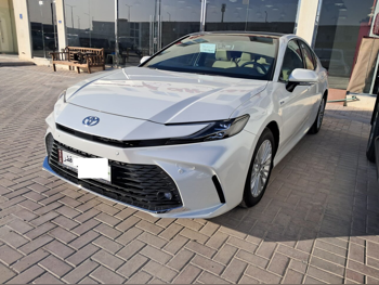 تويوتا  كامري  أل اي  2025  اوتوماتيك  817 كم  4 سلندر  سحب امامي  سيدان  أبيض  تحت الضمان