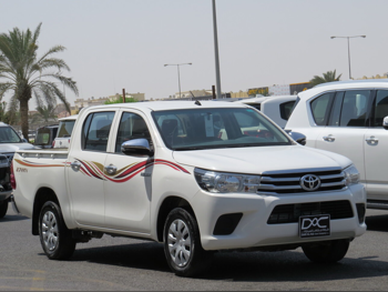 Toyota  Hilux  2021  Automatic  124,000 Km  4 Cylinder  Rear Wheel Drive (RWD)  Pick Up  White