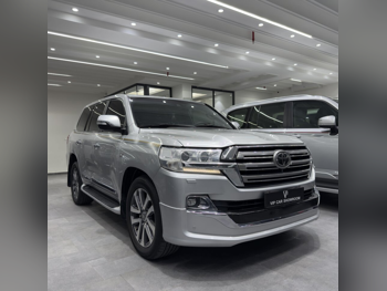 تويوتا  لاند كروزر  في اكس أس  2017  اوتوماتيك  273,000 كم  8 سلندر  دفع رباعي  اس يو في  فضي