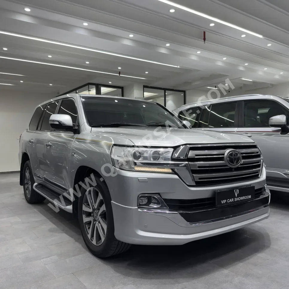 تويوتا  لاند كروزر  في اكس أس  2017  اوتوماتيك  273,000 كم  8 سلندر  دفع رباعي  اس يو في  فضي