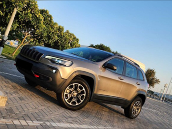 جييب  شيروكي  تريل هوك  2020  اوتوماتيك  24,000 كم  6 سلندر  دفع رباعي  اس يو في  رمادي